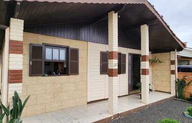 Imagem: A casa possui 3 Dormitórios, 2 Banheiros, 1 Vaga na garagem