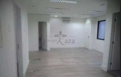 Imagem: O depósito possui 1 Vaga na garagem e 37m² de Área e está