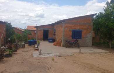 Imagem: A casa possui 2 Dormitórios, 1 Banheiro e está localizado