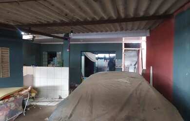 Imagem: A casa possui 2 Dormitórios, 1 Banheiro, 2 Vagas na garagem