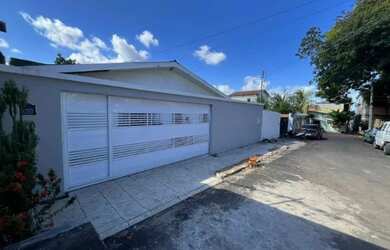 Imagem: A casa possui 4 Dormitórios, 1 Banheiro, 1 Vaga na garagem