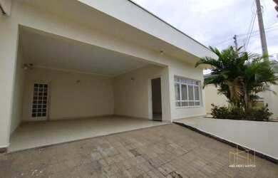 Imagem: A casa possui 3 Dormitórios, 2 Banheiros, 2 Vagas na garagem