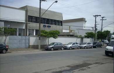 Imagem: O depósito possui 5 Vagas na garagem e 5400m² de Área e está