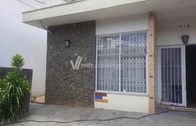 Imagem: A casa possui 3 Dormitórios, 2 Banheiros, 3 Vagas na garagem