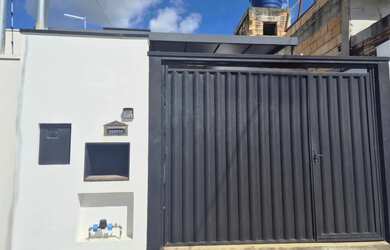 Imagem: A casa possui 2 Dormitórios, 2 Banheiros, 1 Vaga na garagem