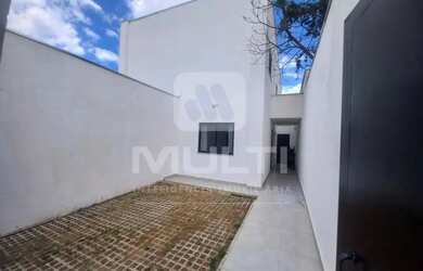 Imagem: A casa possui 3 Dormitórios, 3 Banheiros, 1 Vaga na garagem