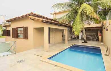 Imagem: A casa possui 3 Dormitórios, Acomodam 12 pessoas, 4 Vagas na