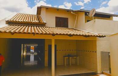 Imagem: A casa possui 5 Dormitórios, 5 Banheiros, 5 Vagas na garagem