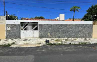 Imagem: A casa possui 3 Dormitórios, 2 Banheiros, 1 Vaga na garagem