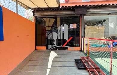 Imagem: O depósito possui 2 Vagas na garagem, 250m² de Área e está