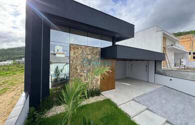 Imagem: A casa possui 3 Dormitórios, 2 Banheiros, 2 Vagas na garagem