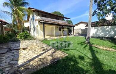 Imagem: A casa possui 4 Dormitórios, 2 Banheiros, 4 Vagas na garagem