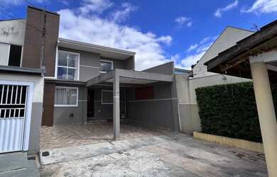 Imagem: A casa possui 3 Dormitórios, 2 Banheiros, 1 Vaga na garagem