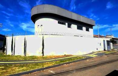 Imagem: A casa possui 3 Dormitórios, 5 Banheiros, 2 Vagas na garagem