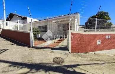 Imagem: A casa possui 2 Dormitórios, 1 Banheiro, 2 Vagas na garagem