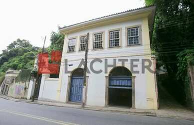 Imagem: A casa possui 4 Dormitórios, 3 Banheiros, 4 Vagas na garagem