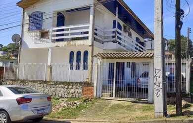 Imagem: A casa possui 4 Dormitórios, 3 Banheiros, 4 Vagas na garagem