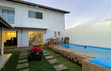 Imagem: A casa possui 3 Dormitórios, Acomodam 15 pessoas e 1 Vaga na