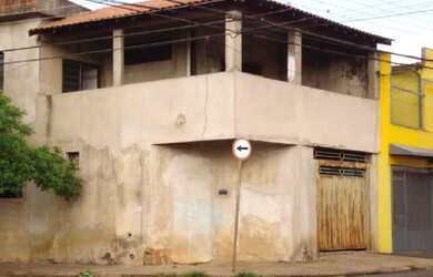 Imagem: A casa possui 3 Dormitórios, 3 Banheiros, 1 Vaga na garagem