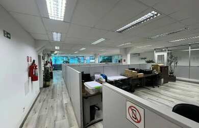 Imagem: O depósito possui 5 Vagas na garagem, 1.177m² de Área e