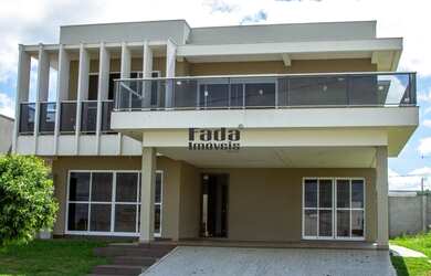 Imagem: A casa em condomínio possui 4 Dormitórios, 4 Banheiros, 387m²