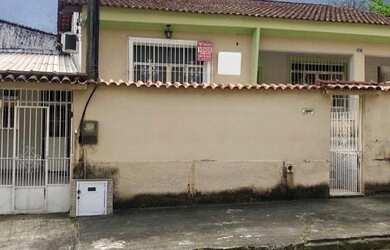 Imagem: A casa à venda possui 5 Dormitórios, 2 Banheiros e 2 Vagas