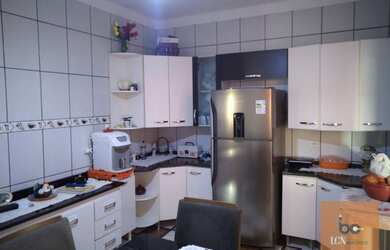 Imagem: A casa possui 3 Dormitórios, 5 Banheiros, 1 Vaga na garagem