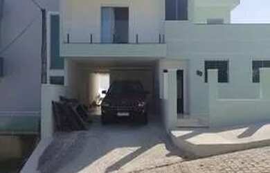 Imagem: A casa possui 2 Dormitórios, 1 Banheiro, 2 Vagas na garagem