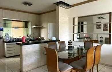 Imagem: A casa possui 3 Dormitórios, 1 Banheiro, 2 Vagas na garagem