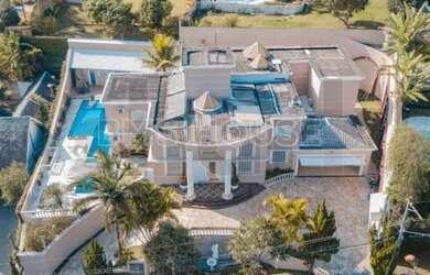 Imagem: A casa possui 5 Dormitórios, 5 Banheiros, 5 Vagas na garagem