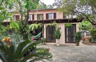 Imagem: A casa possui 4 Dormitórios, 5 Banheiros, 3 Vagas na garagem