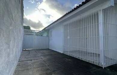 Imagem: A casa possui 3 Dormitórios, 2 Banheiros, 1 Vaga na garagem