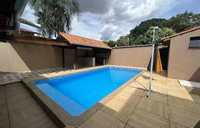 Imagem: A casa possui 4 Dormitórios, 4 Banheiros, 4 Vagas na garagem