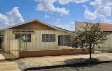 Imagem: A casa possui 3 Dormitórios, 2 Banheiros, 3 Vagas na garagem