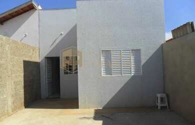 Imagem: A casa possui 2 Dormitórios, 1 Banheiro, 1 Vaga na garagem