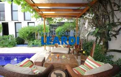 Imagem: A casa possui 5 Dormitórios, 5 Banheiros, 4 Vagas na garagem