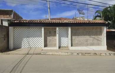 Imagem: A casa possui 4 Dormitórios, 3 Banheiros, 4 Vagas na garagem