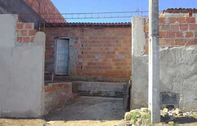 Imagem: A casa possui 3 Dormitórios, 1 Banheiro, 1 Vaga na garagem