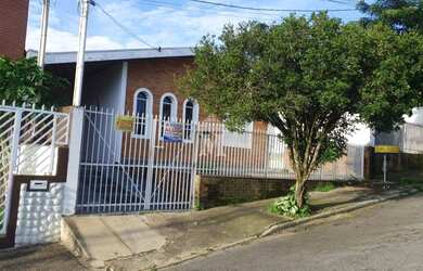 Imagem: A casa possui 2 Dormitórios, 1 Banheiro, 2 Vagas na garagem