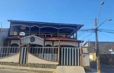 Imagem: A casa possui 4 Dormitórios, 4 Banheiros, 4 Vagas na garagem