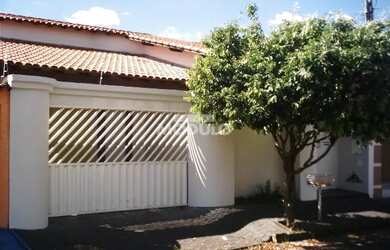 Imagem: A casa possui 3 Dormitórios, 2 Banheiros, 3 Vagas na garagem