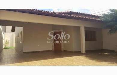 Imagem: A casa possui 3 Dormitórios, 2 Banheiros, 3 Vagas na garagem