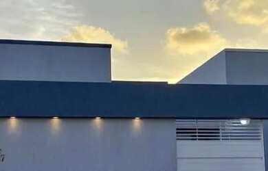 Imagem: A casa possui 3 Dormitórios, 3 Banheiros, 2 Vagas na garagem