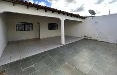 Imagem: A casa possui 2 Dormitórios, 1 Banheiro, 2 Vagas na garagem