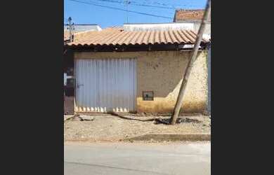 Imagem: A casa possui 2 Dormitórios, 1 Banheiro e 1 Vaga na garagem