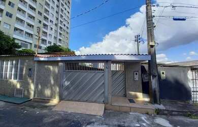 Imagem: A casa possui 3 Dormitórios, 4 Banheiros, 1 Vaga na garagem