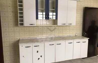 Imagem: A casa possui 2 Dormitórios, 1 Banheiro, 2 Vagas na garagem