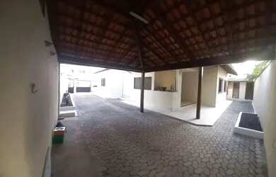 Imagem: A casa possui 3 Dormitórios, 2 Banheiros, 4 Vagas na garagem