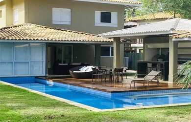 Imagem: A casa possui 4 Dormitórios, 5 Banheiros, 4 Vagas na garagem