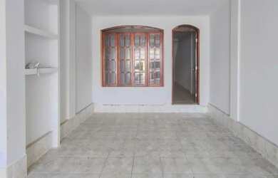 Imagem: A casa possui 4 Dormitórios, 5 Banheiros, 2 Vagas na garagem